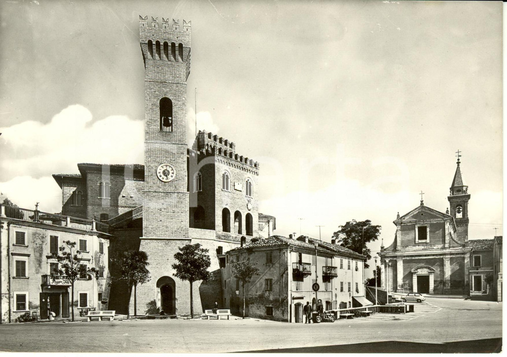 Cartolina originale da collezione 1950 ca RIPE (AN) Piazza LEOPARDI con parrocchia SAN PELLEGRINO *ANIMATA FG NV 1