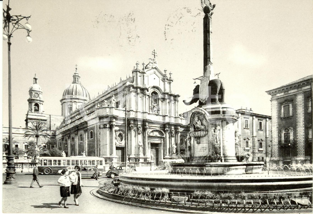 Cartolina originale da collezione 1965 CATANIA Piazza Duomo con FONTANA ELEFANTE *Cartolina ANIMATA FG VG 1