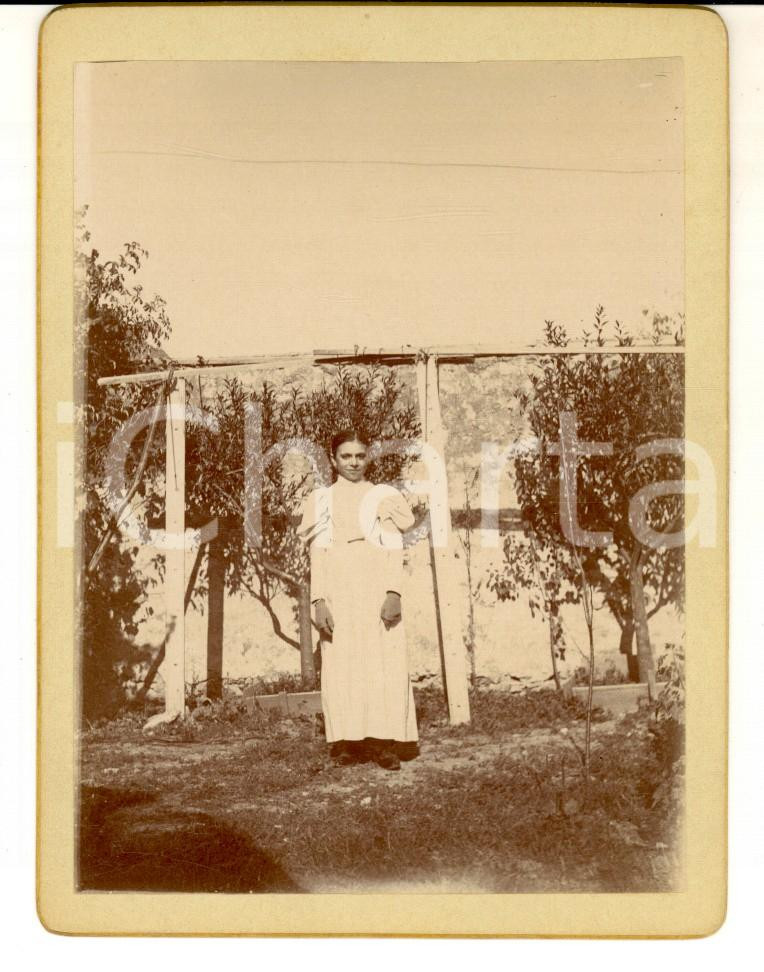 Fotografia d epoca originale 1890 ca AREA FRANCESE Ragazza in bianco in un cortile Foto VINTAGE 10x12 cm 1
