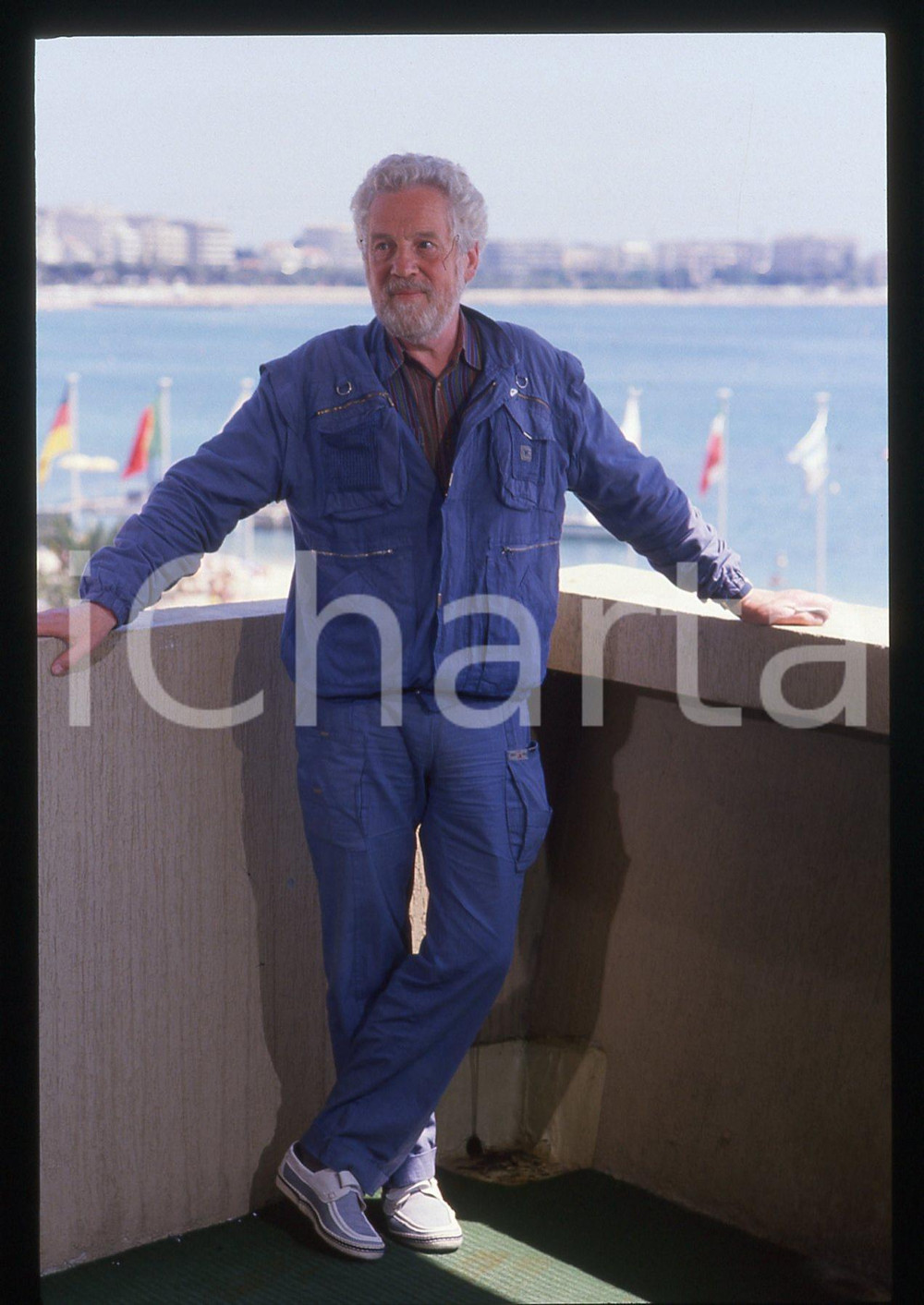 35mm vintage slide* 1988 CANNES Erland JOSEPHSON Ritratto dell'attore (15)  Diapositiva d'epoca, in formato 35 mm.CONDIZIONI: GOOD   Tutti i diritti riservati.E' severamente vietata la riproduzione. ICharta mette in vendita, sul negozio eBay e in esclusiva sul sito "icharta" il proprio archivio composto da numerose diapositive e negativi fotografici d'epoca, tutti originali e autentici, che attraversano la storia del costume italiano tra gli la fine degli anni Sessanta e Novanta.Si tratta di uno sguardo inedito sull'attualit&agrave;, la politica, la vita quotidiana, il gossip e la cultura, che fotografa il cambiamento della nazione in quest'ultimo scorcio del XX secolo. Un'occasione unica per il mercato del collezionismo, che vede finalmente disponibile un archivio eccezionale per vastit&agrave;, tematiche e condizioni, in un settore (il negativo fotografico e la diapositiva) di assoluta novit&agrave; e dalle interessanti prospettive di investimento.  originale e autentica 1