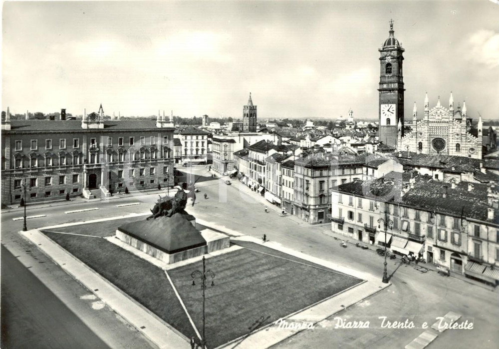 Cartolina originale da collezione 1952 MONZA Veduta di Piazza TRENTO e TRIESTE in lontananza il DUOMO *FG VG 1