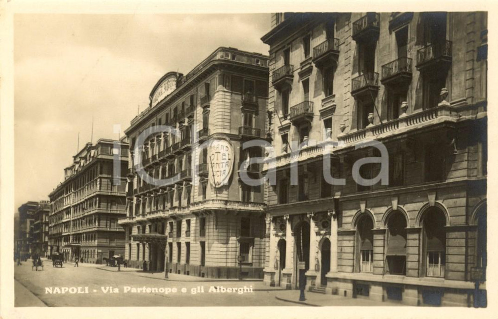 Cartolina originale da collezione 1930 ca NAPOLI Via PARTENOPE con grand hotel SANTA LUCIA Cartolina ANIMATA FP NV 1