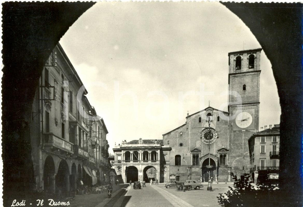 Cartolina originale da collezione 1959 LODI Veduta di PIAZZA DELLA VITTORIA con il DUOMO *Cartolina postale FG VG 1