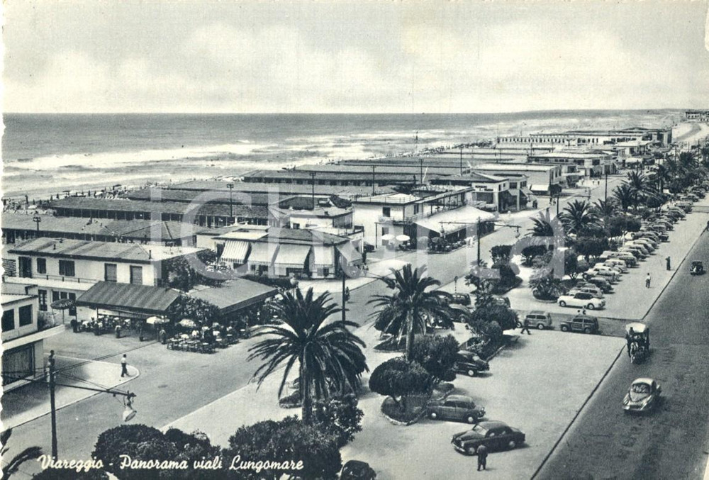 Cartolina originale da collezione 1955 VIAREGGIO (LU) Calesse sul lungomare con passanti *Cartolina postale FG VG 1