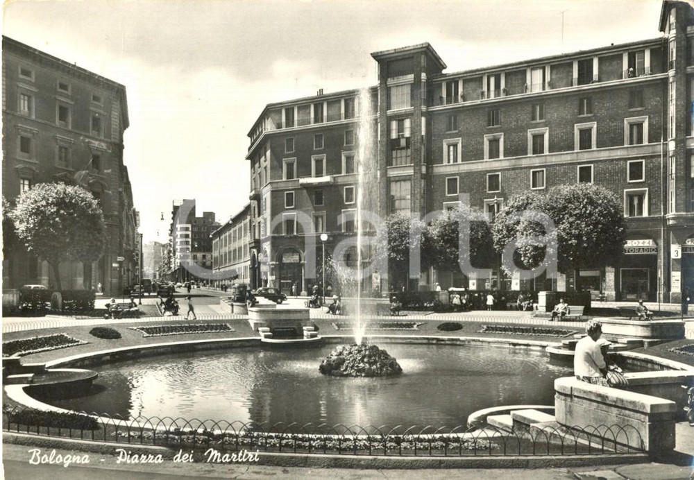Cartolina originale da collezione 1963 BOLOGNA Primo piano della fontana di PIAZZA DEI MARTIRI ANIMATA FG VG 1