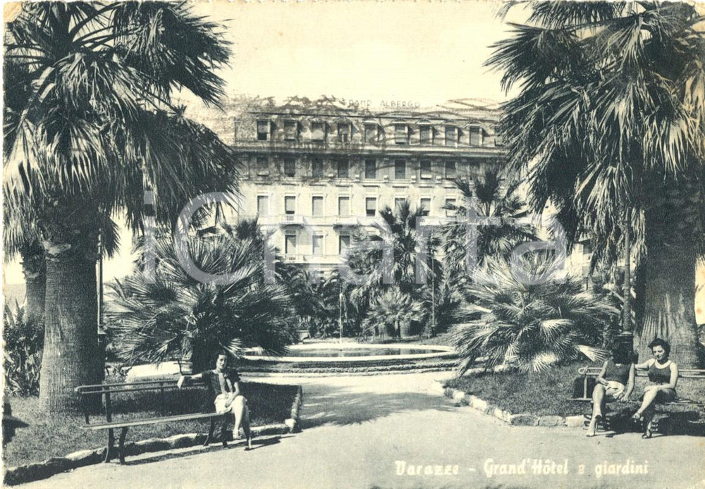 Cartolina originale da collezione 1957 VARAZZE (SV) Ragazze sedute ai giardini del GRAND HOTEL *ANIMATA FG VG 1
