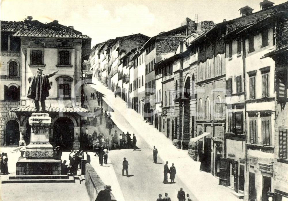 Cartolina originale da collezione 1956 ANGHIARI (AR) Corso MATTEOTTI con passanti e monumento a GARIBALDI *FG VG 1