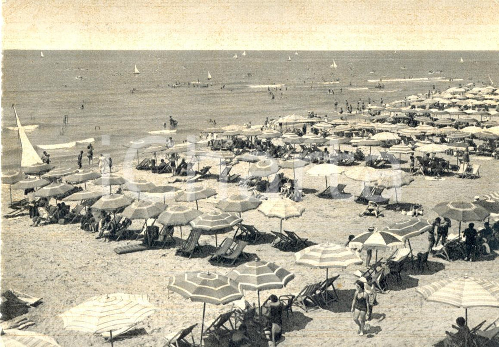Cartolina originale da collezione 1965 CAMAIORE (LU) La splendida spiaggia del lido con bagnanti *ANIMATA FG VG 1