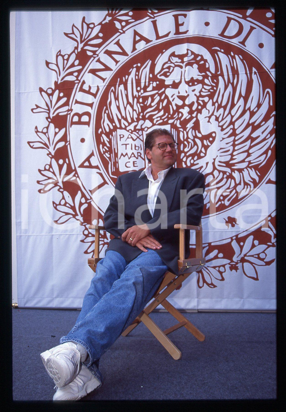35mm vintage slide* 1994 MOSTRA DI VENEZIA Robert ZEMECKIS Ritratto (10)  Diapositiva d'epoca, in formato 35 mm.CONDIZIONI: GOOD   Tutti i diritti riservati.E' severamente vietata la riproduzione. ICharta mette in vendita, sul negozio eBay e in esclusiva sul sito "icharta" il proprio archivio composto da numerose diapositive e negativi fotografici d'epoca, tutti originali e autentici, che attraversano la storia del costume italiano tra gli la fine degli anni Sessanta e Novanta.Si tratta di uno sguardo inedito sull'attualit&agrave;, la politica, la vita quotidiana, il gossip e la cultura, che fotografa il cambiamento della nazione in quest'ultimo scorcio del XX secolo. Un'occasione unica per il mercato del collezionismo, che vede finalmente disponibile un archivio eccezionale per vastit&agrave;, tematiche e condizioni, in un settore (il negativo fotografico e la diapositiva) di assoluta novit&agrave; e dalle interessanti prospettive di investimento.  originale e autentica 1