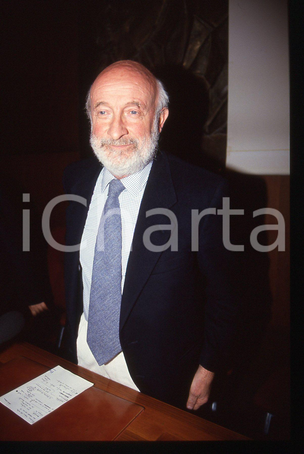 35mm vintage slide* 1990 ca COSTUME Vittorio GREGOTTI Ritratto dell'architetto 1  Diapositiva d'epoca, in formato 35 mm.CONDIZIONI: GOOD Tutti i diritti riservati.E' severamente vietata la riproduzione. ICharta mette in vendita, sul negozio eBay e in esclusiva sul sito "icharta" il proprio archivio composto da numerose diapositive e negativi fotografici d'epoca, tutti originali e autentici, che attraversano la storia del costume italiano tra gli la fine degli anni Sessanta e Novanta.Si tratta di uno sguardo inedito sull'attualit&agrave;, la politica, la vita quotidiana, il gossip e la cultura, che fotografa il cambiamento della nazione in quest'ultimo scorcio del XX secolo. Un'occasione unica per il mercato del collezionismo, che vede finalmente disponibile un archivio eccezionale per vastit&agrave;, tematiche e condizioni, in un settore (il negativo fotografico e la diapositiva) di assoluta novit&agrave; e dalle interessanti prospettive di investimento.  originale e autentica 1