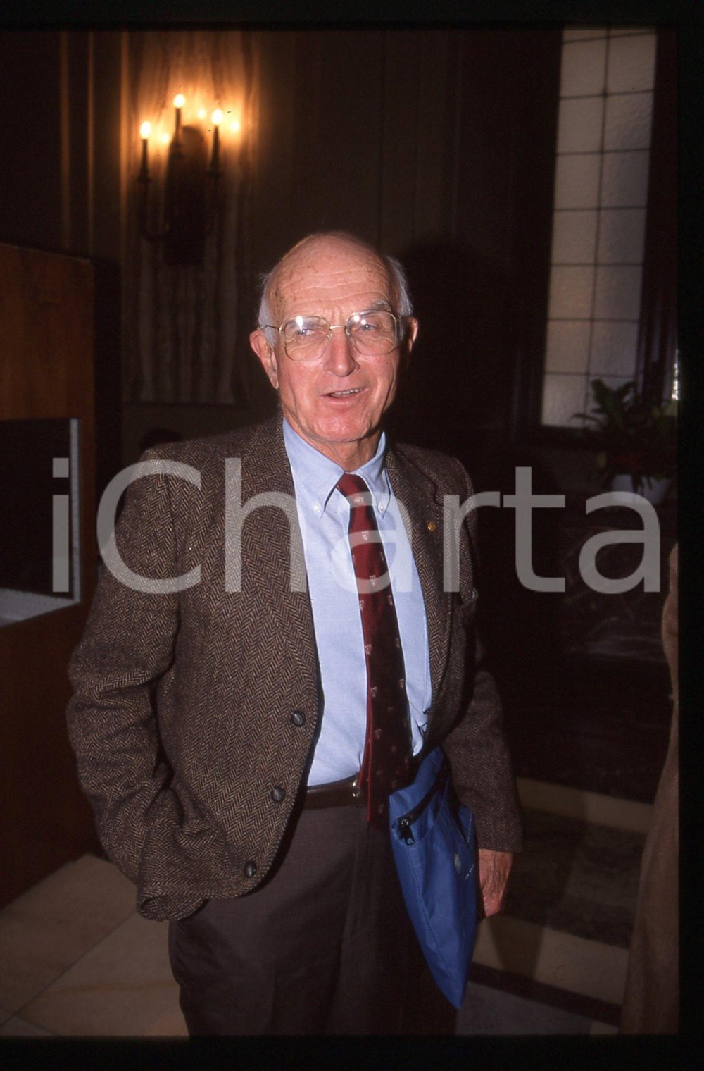 35mm vintage slide* 1997 MILANO Joseph MURRAY al convegno "DIECI NOBEL" (1)  Diapositiva d'epoca, in formato 35 mm.La diapositiva illustra Joseph Murray presente al convegno "Dieci Nobel per il Futuro", svoltosi nel dicembre 1997 a Milano, presso il Centro congressi Fondazione Cariplo. CONDIZIONI: GOOD  Tutti i diritti riservati.E' severamente vietata la riproduzione. ICharta mette in vendita, sul negozio eBay e in esclusiva sul sito "icharta" il proprio archivio composto da numerose diapositive e negativi fotografici d'epoca, tutti originali e autentici, che attraversano la storia del costume italiano tra gli la fine degli anni Sessanta e Novanta.Si tratta di uno sguardo inedito sull'attualit&agrave;, la politica, la vita quotidiana, il gossip e la cultura, che fotografa il cambiamento della nazione in quest'ultimo scorcio del XX secolo. Un'occasione unica per il mercato del collezionismo, che vede finalmente disponibile un archivio eccezionale per vastit&agrave;, tematiche e condizioni, in un settore (il negativo fotografico e la diapositiva) di assoluta novit&agrave; e dalle interessanti prospettive di investimento.  originale e autentica 1