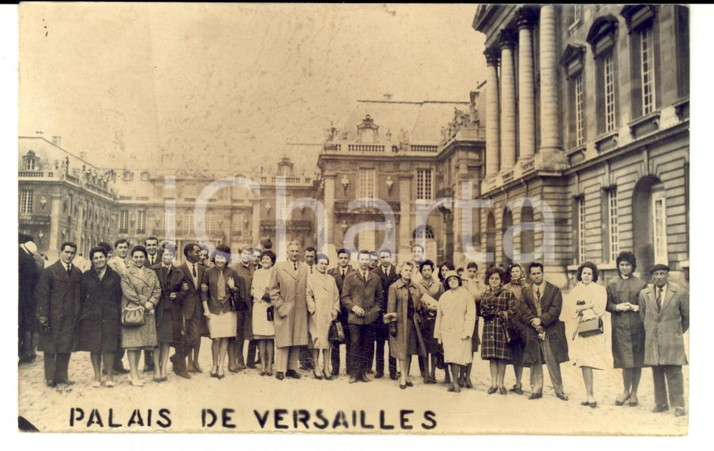 Fotografia d'epoca originale 1950 ca PARIS VERSAILLES Gruppo di visitatori nella corte principale *Foto FP 1
