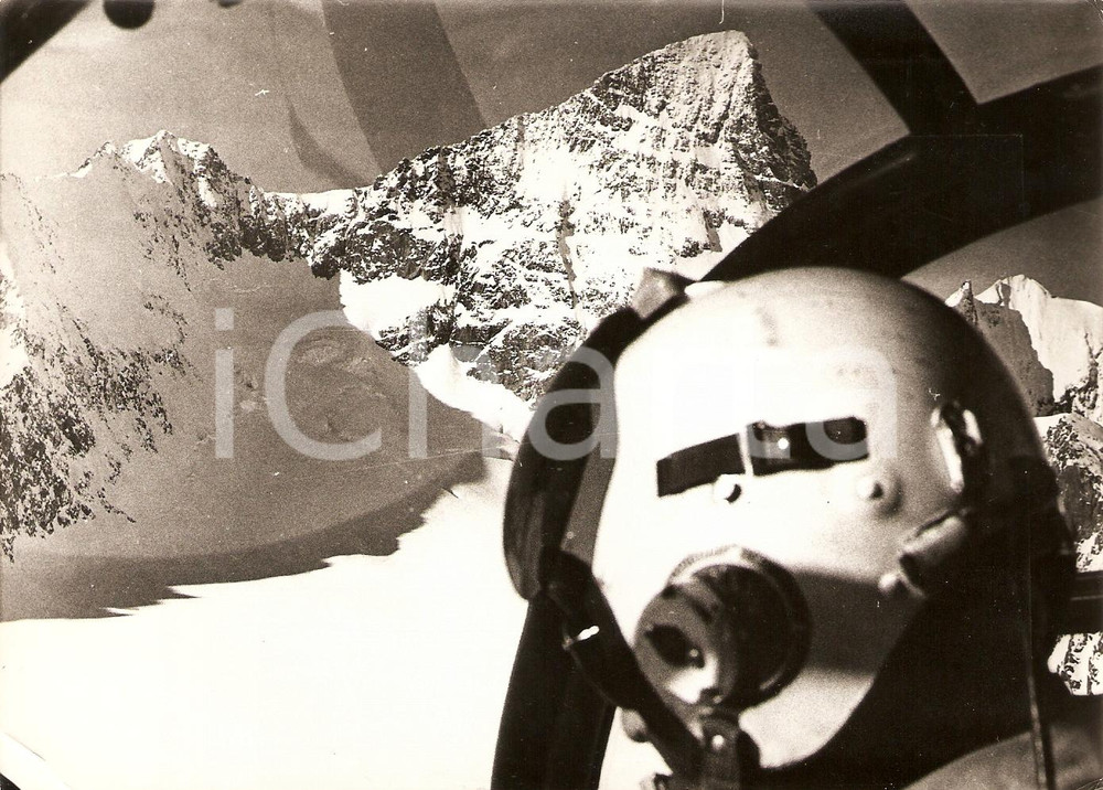 Fotografia d epoca originale 1976 SWITZERLAND Esercito AVIAZIONE Pilota di caccia vola sulle montagne Foto 1