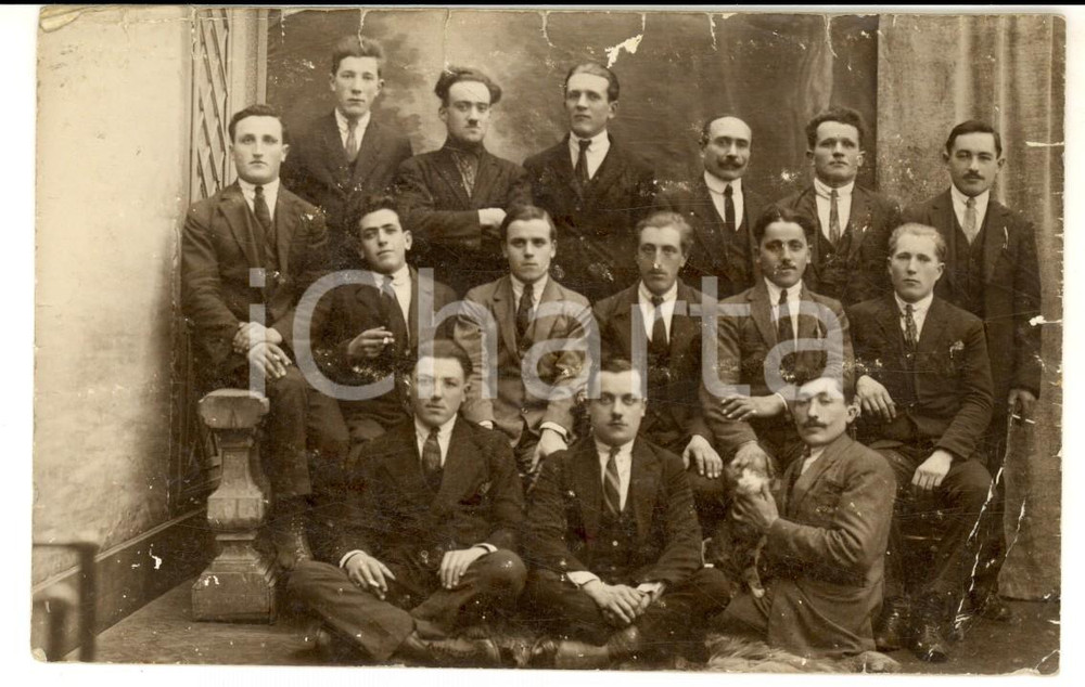 Fotografia d epoca originale 1930 ca FRANCIA ? Gruppo di giovani uomini con gatto Foto cartolina CURIOSA 1