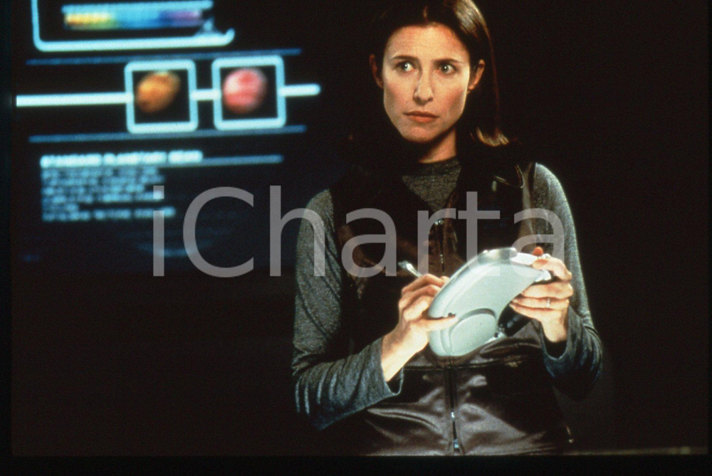 35mm vintage slide* 1998 Film LOST IN SPACE - Mimi ROGERS in una scena (1)   Diapositiva d'epoca, in formato 35 mm.  CONDIZIONI: GOOD   Tutti i diritti riservati.E' severamente vietata la riproduzione.  ICharta mette in vendita, sul negozio eBay e in esclusiva sul sito "icharta" il proprio archivio composto da numerose diapositive e negativi fotografici d'epoca, tutti originali e autentici, che attraversano la storia del costume italiano tra gli la fine degli anni Sessanta e Novanta.Si tratta di uno sguardo inedito sull'attualit&agrave;, la politica, la vita quotidiana, il gossip e la cultura, che fotografa il cambiamento della nazione in quest'ultimo scorcio del XX secolo. Un'occasione unica per il mercato del collezionismo, che vede finalmente disponibile un archivio eccezionale per vastit&agrave;, tematiche e condizioni, in un settore (il negativo fotografico e la diapositiva) di assoluta novit&agrave; e dalle interessanti prospettive di investimento.   originale e autentica 1