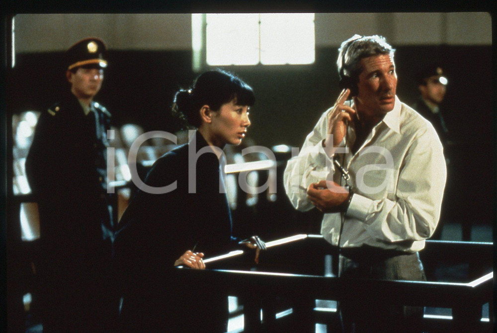 35mm vintage slide* 1997 Film RED CORNER - Richard GERE Bai LING (2)   Diapositiva d'epoca, in formato 35 mm.  CONDIZIONI: GOOD   Tutti i diritti riservati.E' severamente vietata la riproduzione.  ICharta mette in vendita, sul negozio eBay e in esclusiva sul sito "icharta" il proprio archivio composto da numerose diapositive e negativi fotografici d'epoca, tutti originali e autentici, che attraversano la storia del costume italiano tra gli la fine degli anni Sessanta e Novanta.Si tratta di uno sguardo inedito sull'attualit&agrave;, la politica, la vita quotidiana, il gossip e la cultura, che fotografa il cambiamento della nazione in quest'ultimo scorcio del XX secolo. Un'occasione unica per il mercato del collezionismo, che vede finalmente disponibile un archivio eccezionale per vastit&agrave;, tematiche e condizioni, in un settore (il negativo fotografico e la diapositiva) di assoluta novit&agrave; e dalle interessanti prospettive di investimento.   originale e autentica 1