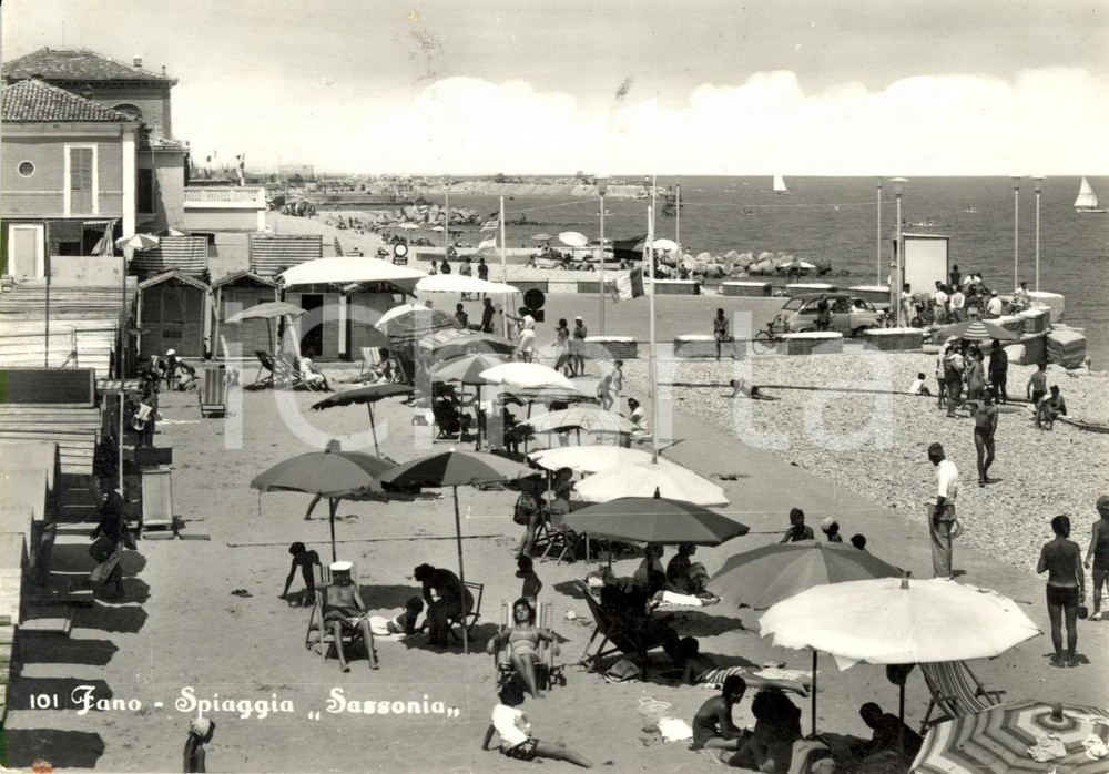 Cartolina originale da collezione 1961 FANO (PU) Spiaggia SASSONIA con bagnanti *Cartolina postale FG VG 1