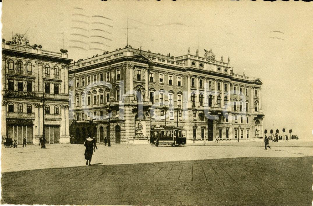 Cartolina originale da collezione 1932 TRIESTE Piazza UNITA' e Palazzo LLOYD TRIESTINO *Cartolina ANIMATA con tram 1