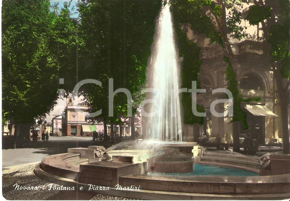 Cartolina originale da collezione 1953 NOVARA Fontana e Piazza Martiri Cartolina FG NV 1