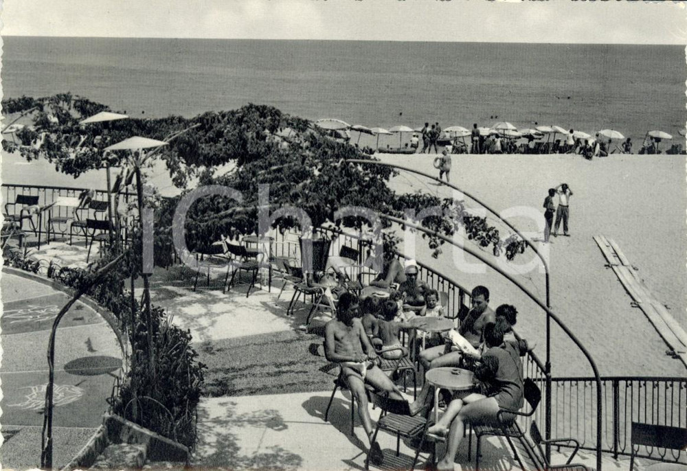 Cartolina originale da collezione 1953 SOVERATO CZ Bagnanti si rilassano al Lido MIRAMARE Cartolina FG VG 1