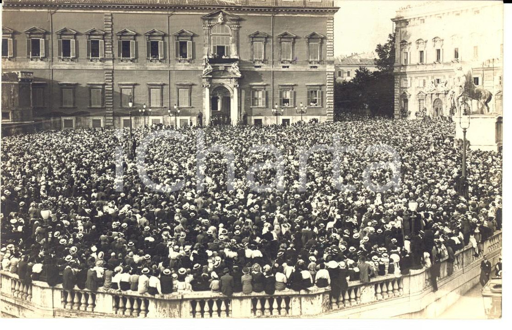 Cartolina originale da collezione 1915 ca ROMA QUIRINALE Folla in piazza per Festa dello Statuto Cartolina RARA 1