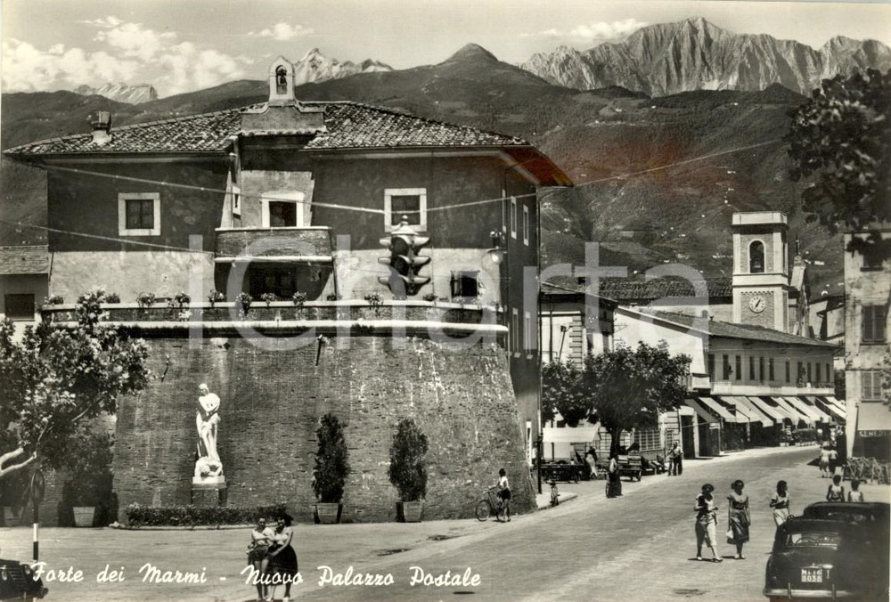 Cartolina originale da collezione 1960 FORTE DEI MARMI (LU) Nuovo palazzo Postale *Cartolina ANIMATA con auto VG 1
