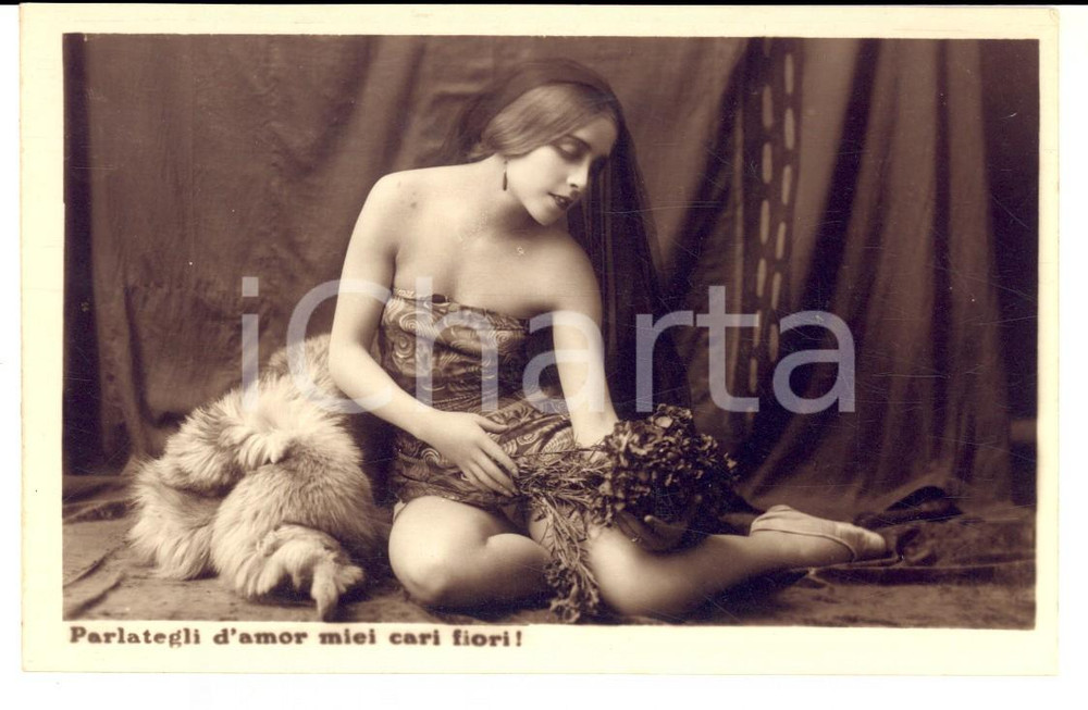 Cartolina originale da collezione 1920 ca EROTICA Partategli d amor miei cari fiori  Donna in pelliccia CARTOLINA 1