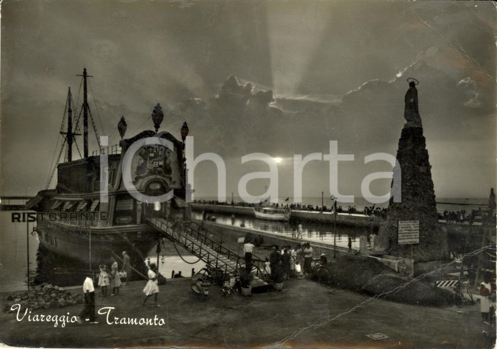 Cartolina originale da collezione 1963 VIAREGGIO Tramonto al porto con ristorante vascello *ANIMATA DANNEGGIATA VG 1