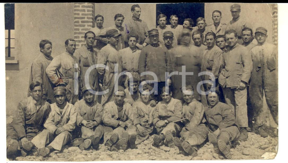 Fotografia d epoca originale 1915 ca WW1 Militari di fanteria in una casa diroccata Fotografia FP 1