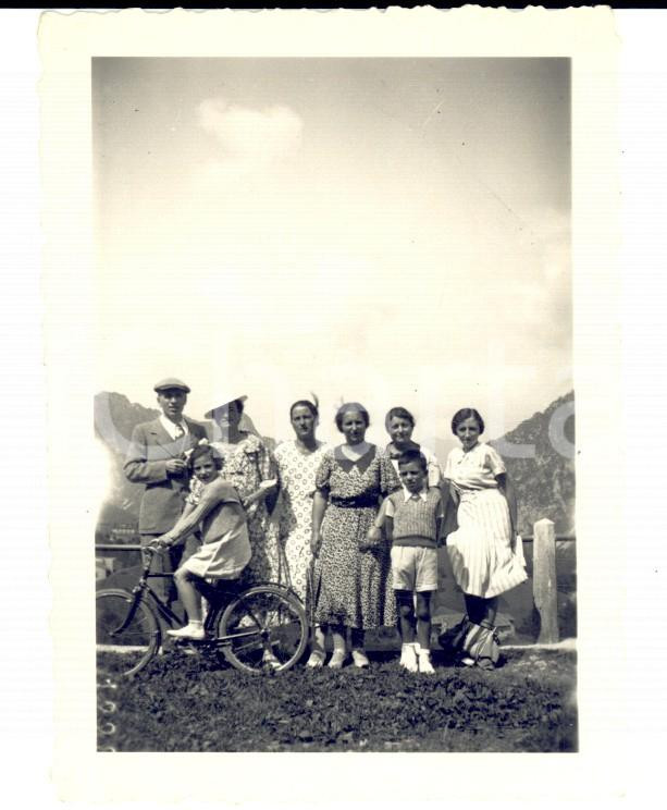 Fotografia d epoca originale 1950 ca COLLE DI ZAMBLA BG Una famiglia di escursionisti Foto 6x9 cm 1
