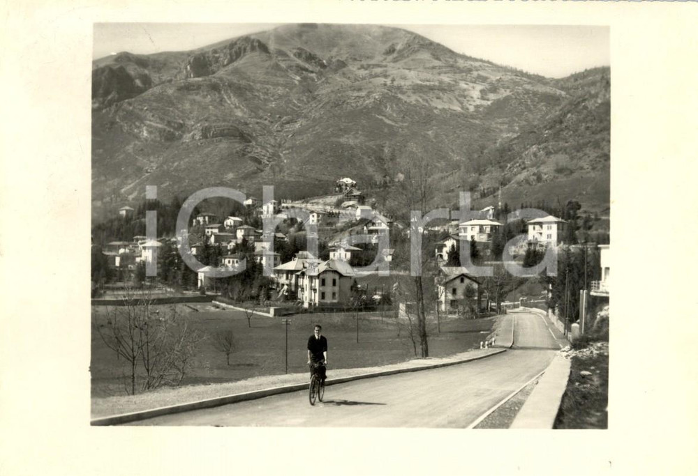 Cartolina originale da collezione 1951 MAGREGLIO (CO) Ciclista sulla strada per il paese *Cartolina postale FG VG 1