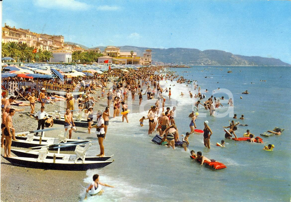 Cartolina originale da collezione 1965 LOANO SV Bagnanti e pedalo  sulla spiaggia Cartolina VINTAGE FG VG 1