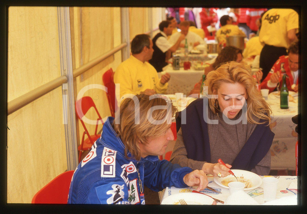 35mm vintage slide* 1989 FORMULA 1 René ARNOUX a pranzo nel motorhome (2)