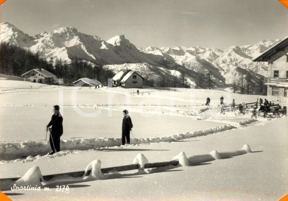 Cartolina originale da collezione 1957 SAUZE D'OULX (TO) Sciatori davanti all'Albergo SPORTINIA *Cartolina FG VG 1
