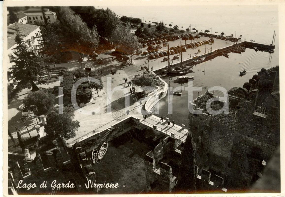 Cartolina originale da collezione 1957 SIRMIONE (BS) Veduta porticciolo sul lago di GARDA *ANIMATA con barche VG 1
