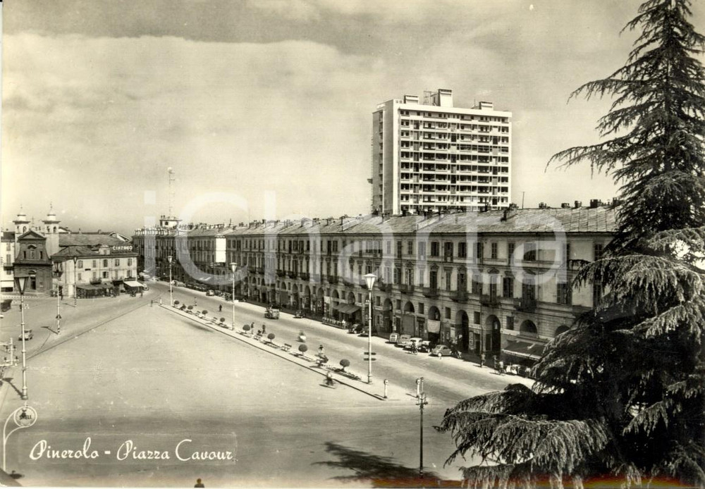 Cartolina originale da collezione 1956 PINEROLO (TO) Veduta panoramica di Piazza CAVOUR *Cartolina ANIMATA FG VG 1