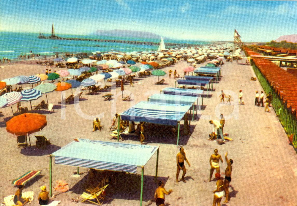 Cartolina originale da collezione 1960 FORTE DEI MARMI LU Veduta spiaggia di PONENTE Cartolina ANIMATA VINTAGE 1
