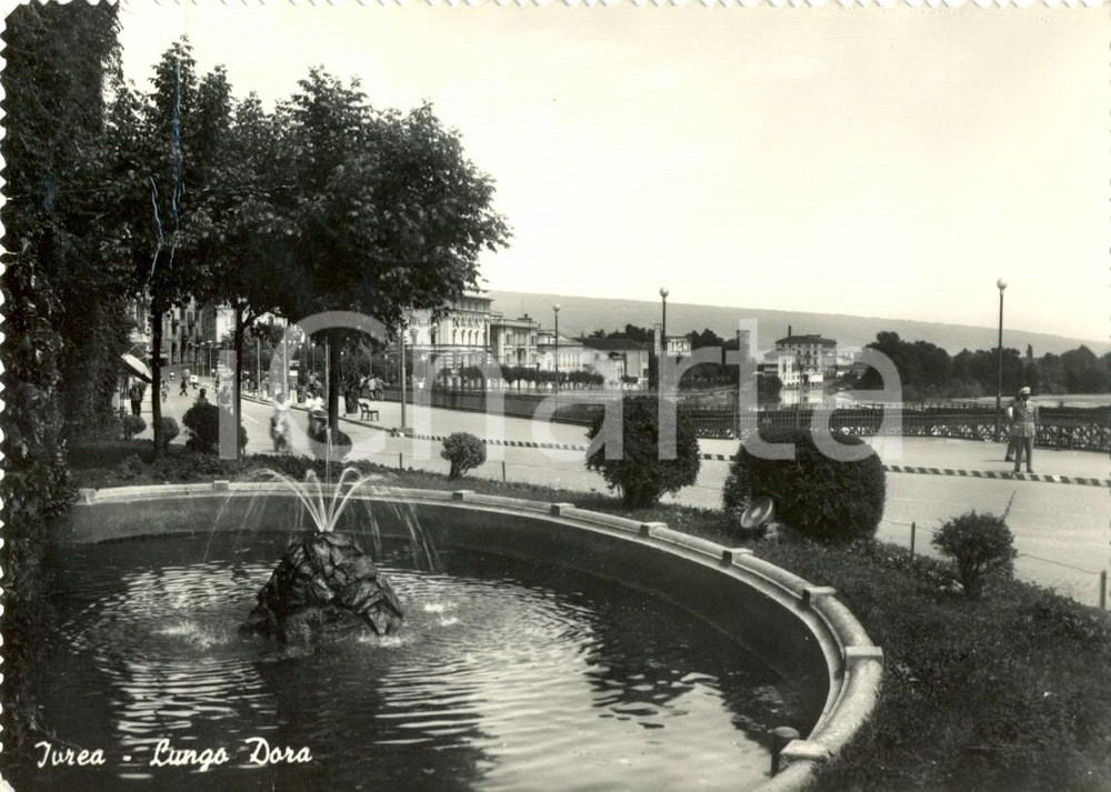 Cartolina originale da collezione 1956 IVREA (TO) Ponte sul DORA con fontana e passanti *Cartolina FG VG 1