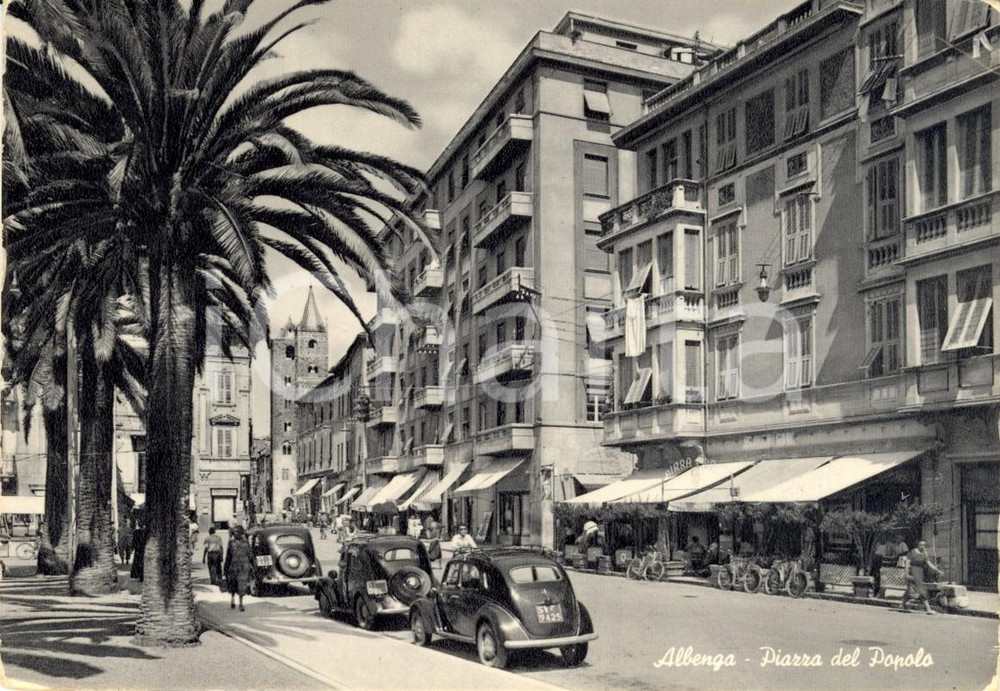 Cartolina originale da collezione 1956 ALBENGA (SV) Veduta di Piazza del POPOLO *Cartolina ANIMATA con auto FG VG 1