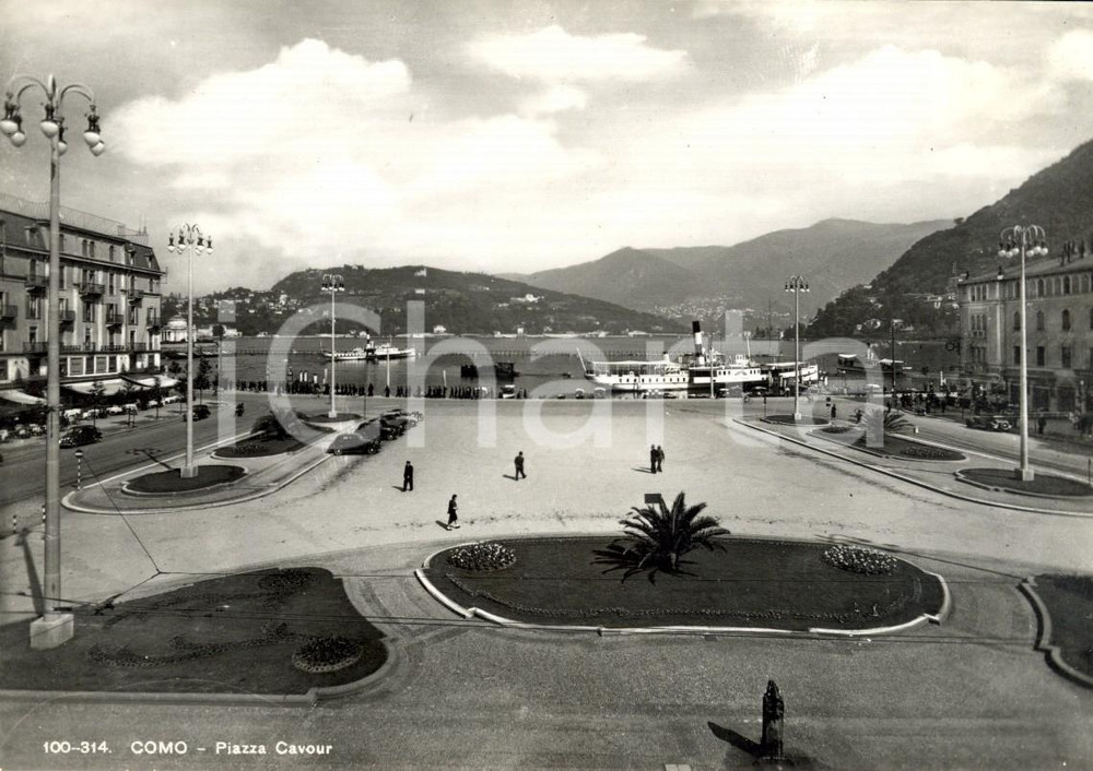 Cartolina originale da collezione 1950 ca COMO Piazza CAVOUR con traghetto all attracco Cartolina ANIMATA FG NV 1