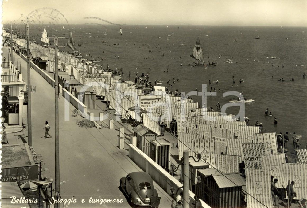 Cartolina originale da collezione 1956 BELLARIAIGEA MARINA RN Spiaggia e lungomare ANIMATA con auto e vele VG 1