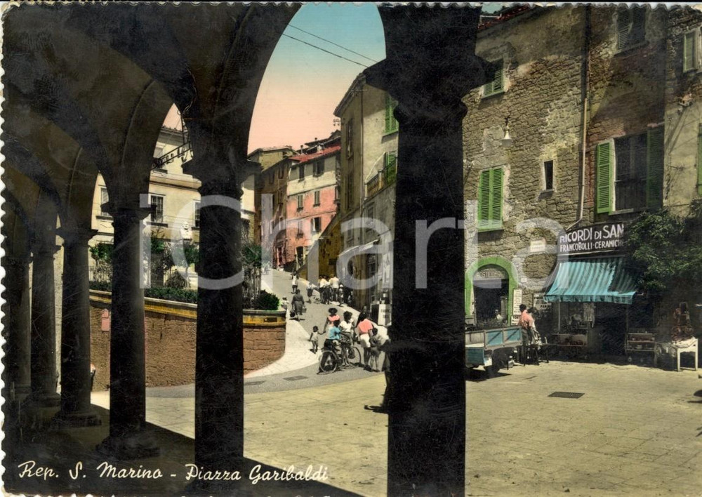 Cartolina originale da collezione 1955 REPUBBLICA SAN MARINO Veduta di Piazza GARIBALDI dai portici *ANIMATA FG VG 1