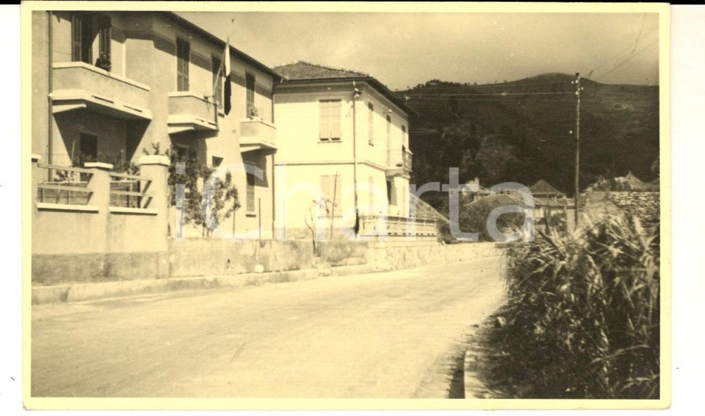 Fotografia d epoca originale 1942 LAIGUEGLIA SV Strada con edificio pubblico Foto cartolina FP VG 1