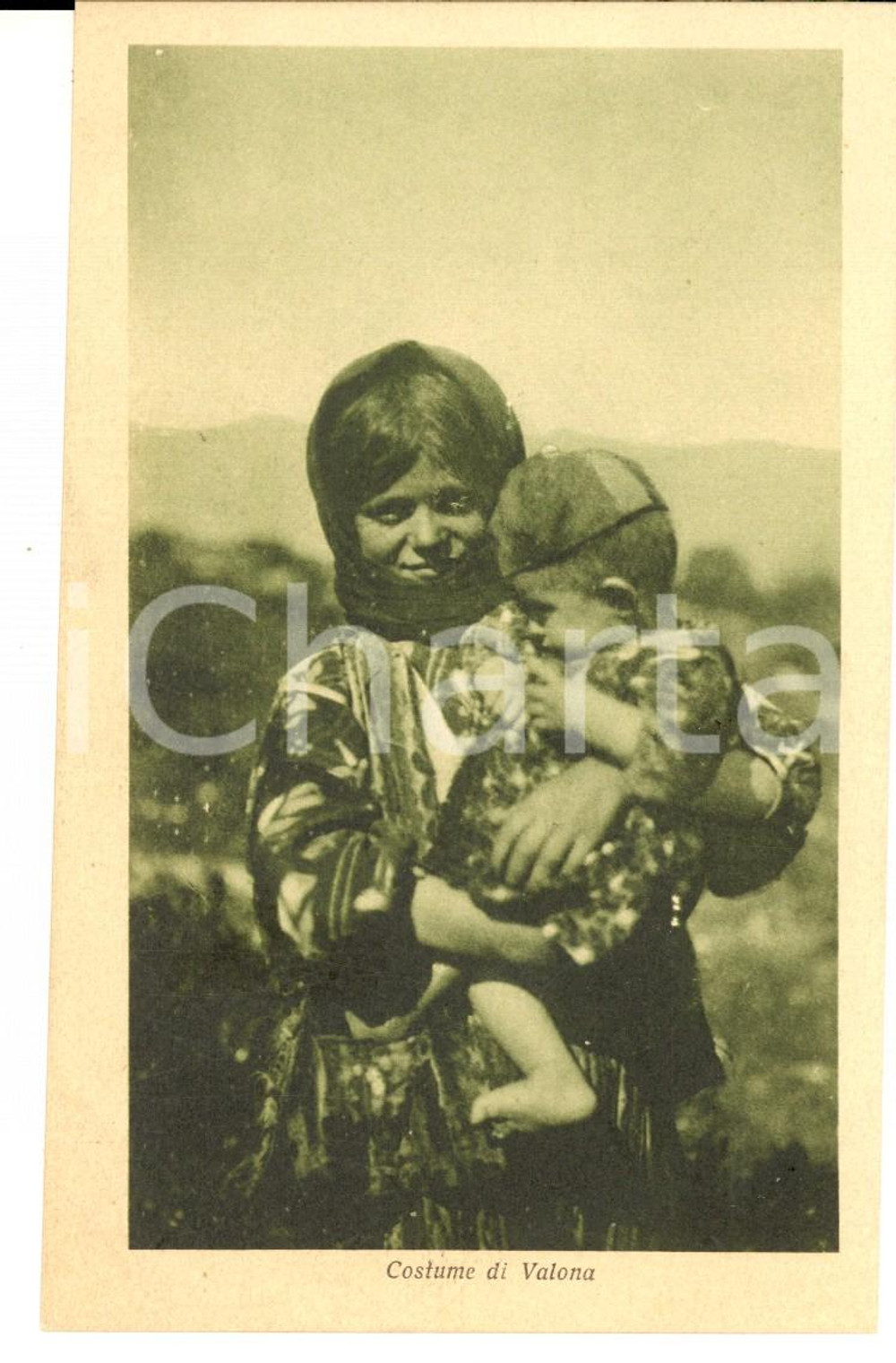 Cartolina originale da collezione 1930 ca COSTUMI VALONA (ALBANIA) Madre con il figlio in braccio *Cartolina 1