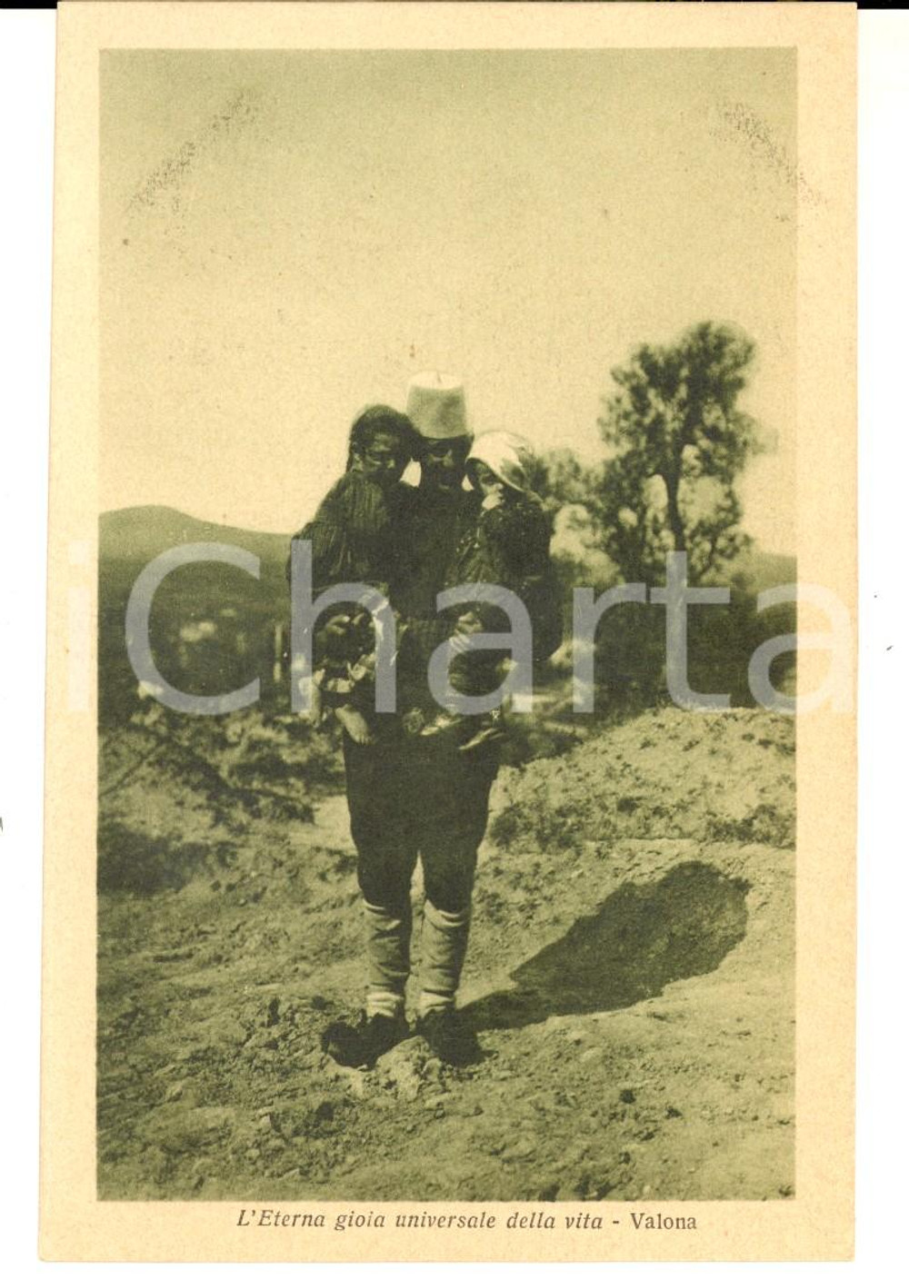 Cartolina originale da collezione 1930 ca COSTUMI VALONA (ALBANIA) Padre con i due figli in braccio *Cartolina FP 1