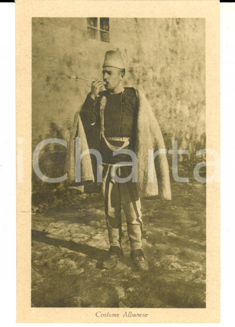 Cartolina originale da collezione 1930 ca COSTUMI ALBANIA Uomo fuma in costume tradizionale *Cartolina FP 1