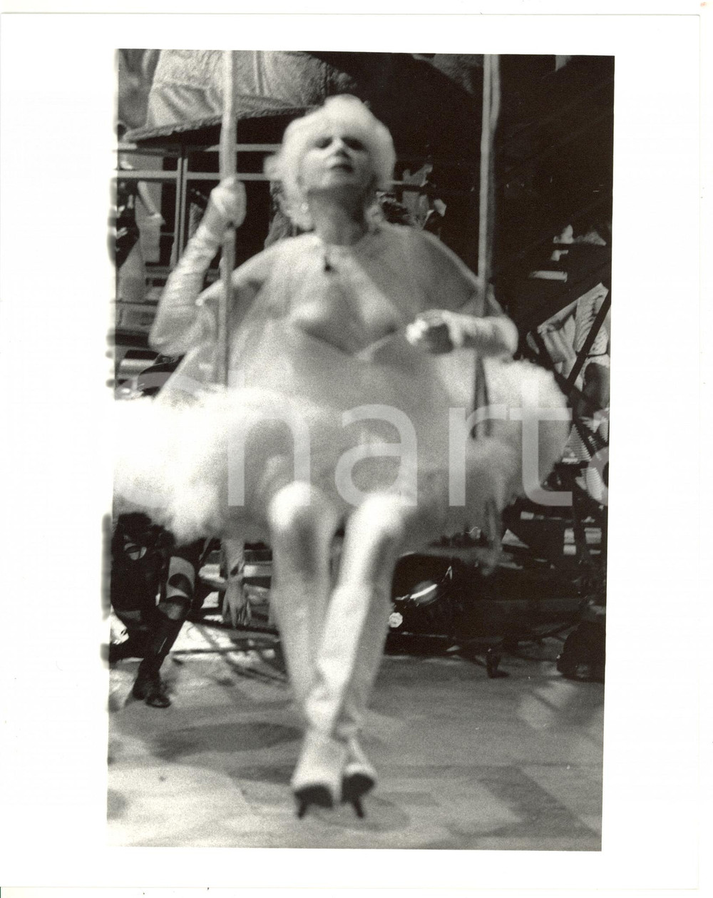 1985 ca TEATRO Franca RAME a seno nudo su un'altalena - Foto VINTAGE 20x25 cm