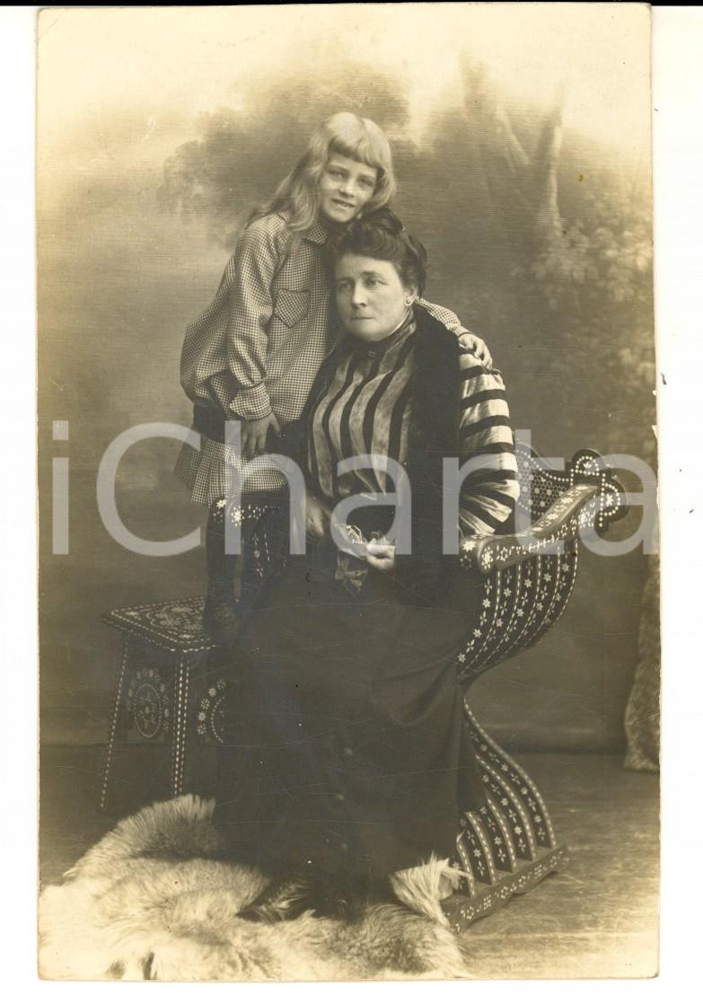 Fotografia d epoca originale 1910 ca ABBIATEGRASSO MI Anziana donna con bambina Foto Luigi GUERRA FP 1