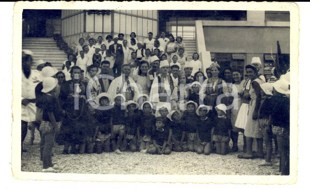 Fotografia d epoca originale 1930 ca ALBANIA ?  Bambini di una colonia estiva con uomini in costume Foto 1