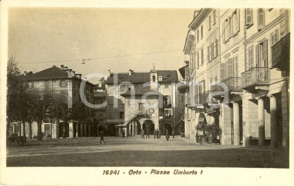 Cartolina originale da collezione 1930 ca ORTA SAN GIULIO (NO) Piazza UMBERTO I con passanti *Cartolina FP NV 1